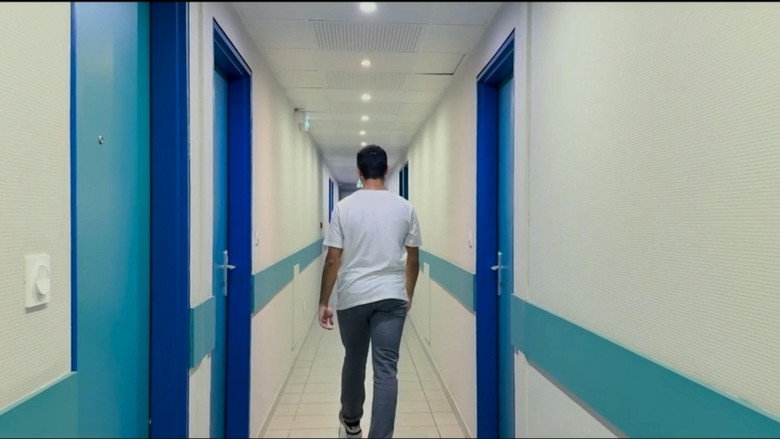 À la porte still 1