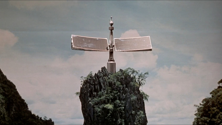 The Man with the Golden Gun still 5