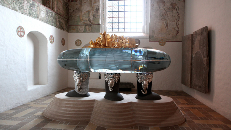 Sarcophagus for a Queen still 1
